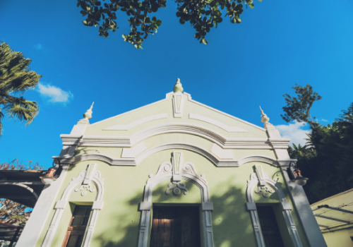 Faxada de uma igreja na cor branca na perspectiva de baixo para cima.